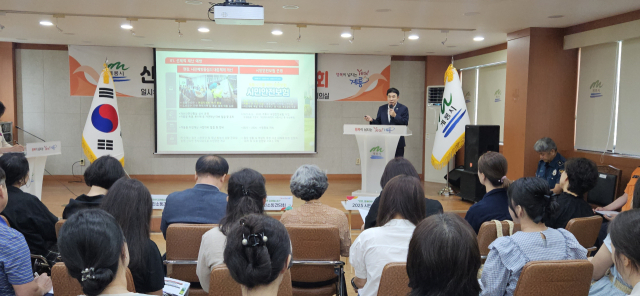 ▲이응우 계룡시장이 신도안면 시민안전 소통간담회에서 주민 건의사항에 대해 답변하고 있다.