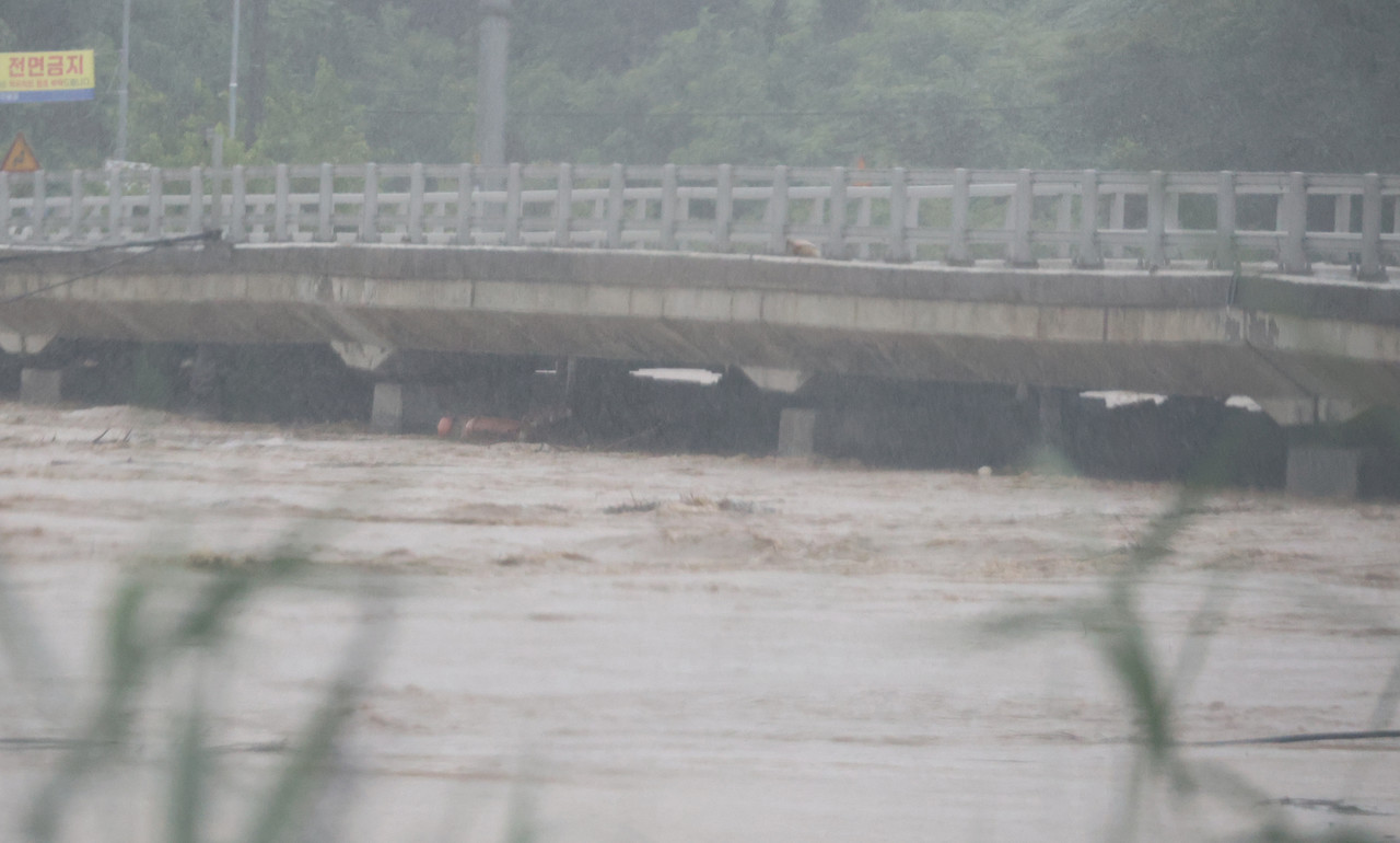 집중호우가 쏟아진 지난 7월 17일 오전 홍수 심각 단계가 발령된 충북 청주시 옥산면 환희교 아래에 물살이 위태롭게 흐르고 있다. 2025.7.17 사진=연합뉴스.