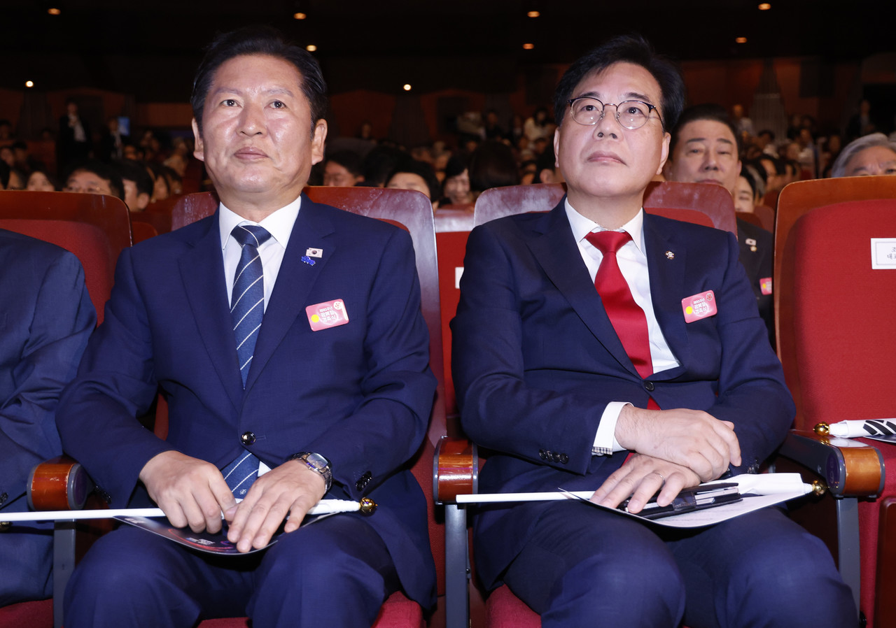 더불어민주당 정청래 대표와 국민의힘 송언석 비상대책위원장 겸 원내대표가 15일 서울 세종문화회관에서 열린 80주년 광복절 경축식에 참석하고 있다. 2025.8.15 [대통령실통신사진기자단] 사진=연합뉴스.