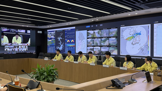 한국수자원공사(K-water)는 14일 대전 본사에서 여름철 폭염에 따른 녹조 확산 가능성에 대비해 점검 회의를 개최했다. 공사 제공