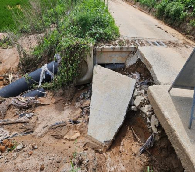 지난 집중호우로 인해 파손된 음암면 신장리 마을안길. 서산시 제공