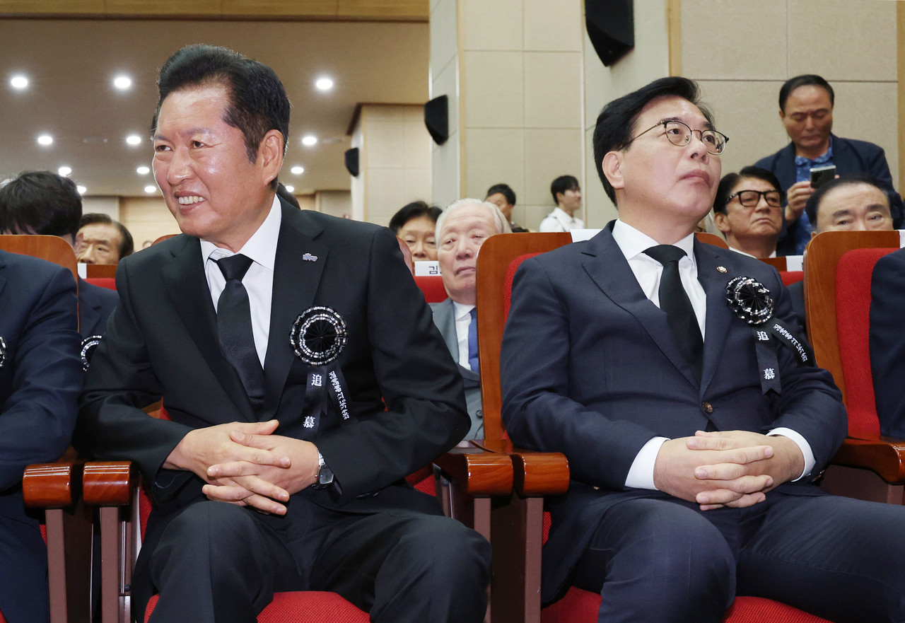 더불어민주당 정청래 대표)왼쪽)와 국민의 힘 송언석 비대위원장이 18일 서울 동작구 국립서울현충원 현충관에서 열린 김대중 전 대통령 서거 16주기 추모식에서 서로 다른 곳을 보며 자리에 앉아 있다. 2025.8.18 사진=연합뉴스.