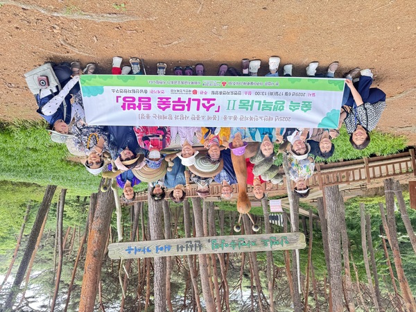 ▲ 태안노인복지관에서 봄 소풍 프로그램 ‘숲속행복 나눔Ⅱ-소나무 숲 탐방’ 를 진행한 후 기념촬영한 모습. 사진=조명숙 명예기자