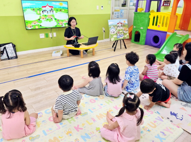 대전 회덕하나푸르니어린이집 관계자와 아이들이 좋은이웃 유아기관 캠페인에 참여하고 있다. 대전시사회서비스원 제공