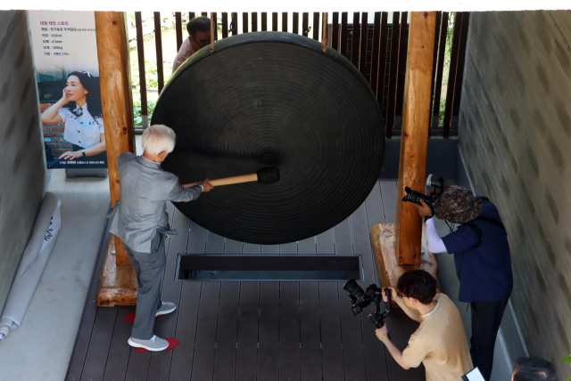 ▲타징하는 김홍신 작가