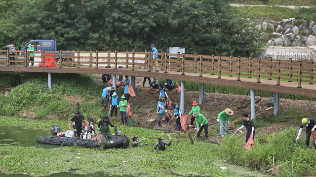 지난 18일 풍전저수지에서 진행된 부유 쓰레기 제거 활동. 서산시 제공