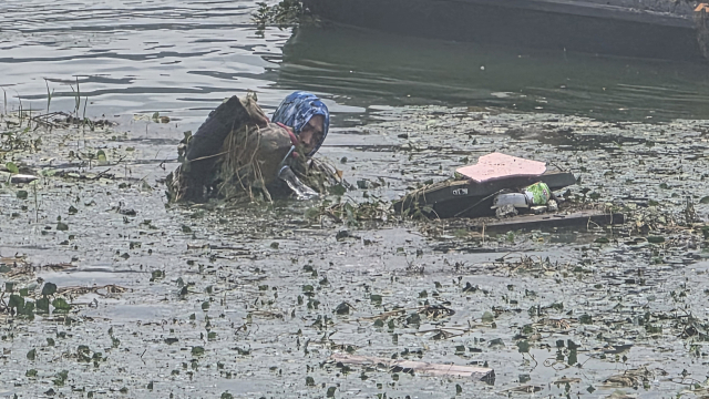 지난 18일 풍전저수지에서 진행된 부유 쓰레기 제거 활동. 서산시 제공