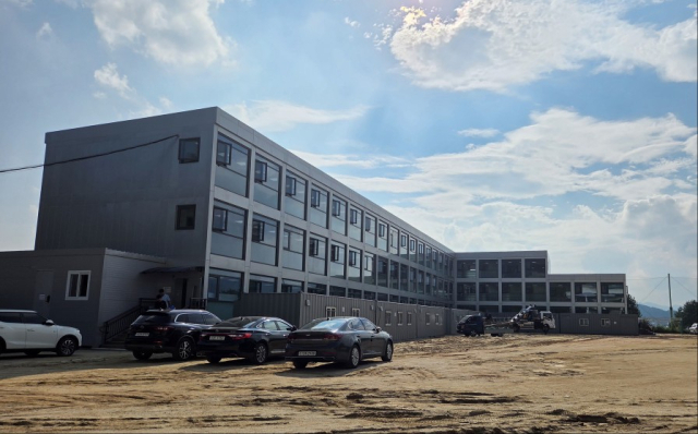 운동장에 임시로 지어진 모듈러 교실.제천=이대현 기자