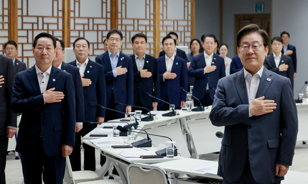 이재명 대통령이 1일 서울 용산 대통령실 청사에서 열린 전국 시도지사 간담회에서 대한민국시도지사협의회장 유정복 인천광역시장 등 시도지사와 함께 국기에 경례하고 있다. 사진=연합뉴스 제공