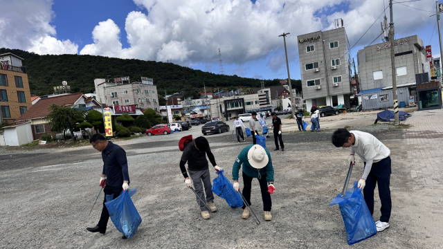 지난 19일 대산읍 삼길포항 일원에서 진행된 환경정화 활동. 서산시 제공