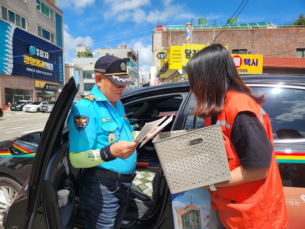 ▲ 당진북부사회복지관이 지역 내 위기 이웃 발굴을 위한 아웃리치 활동을 진행했다.  당진북부사회복지관 제공