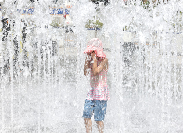 전국 대부분 지역에 폭염특보가 발효 중인 17일 서울 광화문광장 바닥 분수에서 어린이들이 뛰놀고 있다. 사진=연합뉴스 제공