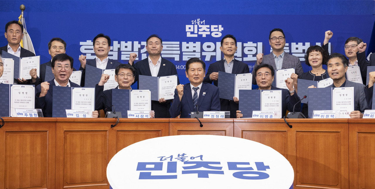 21일 국회에서 열린 더불어민주당 호남발전특별위원회 출범식에서 정청래 대표를 비롯한 위원들이 기념 촬영을 하고 있다. 2025.8.21 사진=연합뉴스.