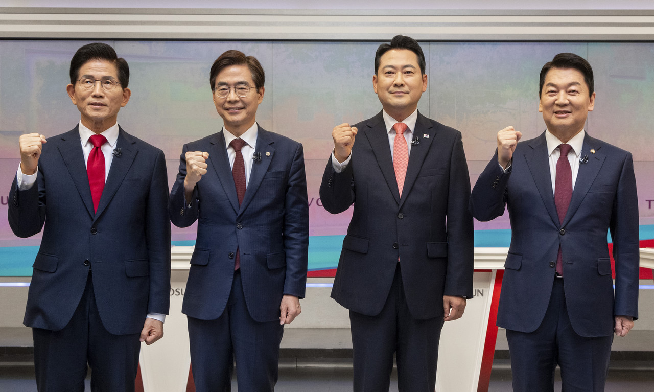 국민의힘 당 대표 선거에 출마한 후보들이 19일 서울 중구 TV조선 스튜디오에서 열린 6차 전당대회 3차 텔레비전 토론회에 앞서 파이팅을 외치고 있다.(왼쪽부터) 김문수, 조경태, 장동혁, 안철수 후보. 2025.8.19 [국회사진기자단] 사진=연합뉴스. 