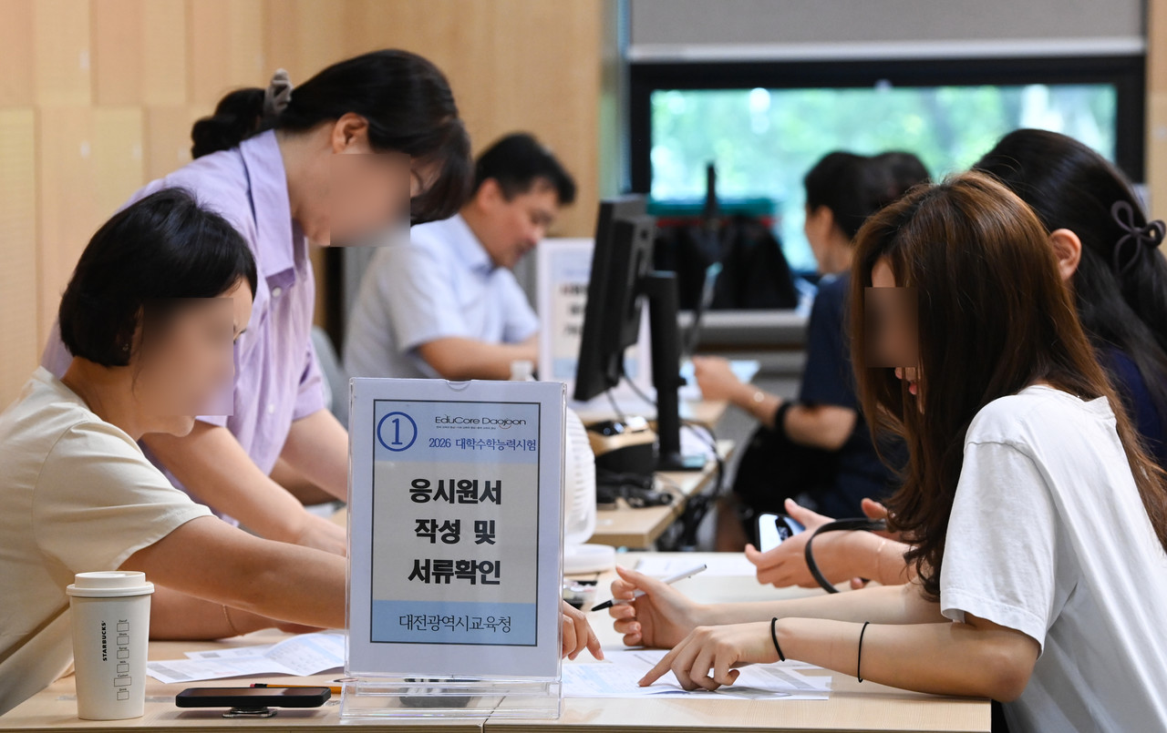2026학년도 대학수학능력시험 원서 접수가 시작된 21일 대전시교육청에서 수험생들이 응시 원서를 접수하고 있다. 김주형 기자 kjh2667_@cctoday.co.kr