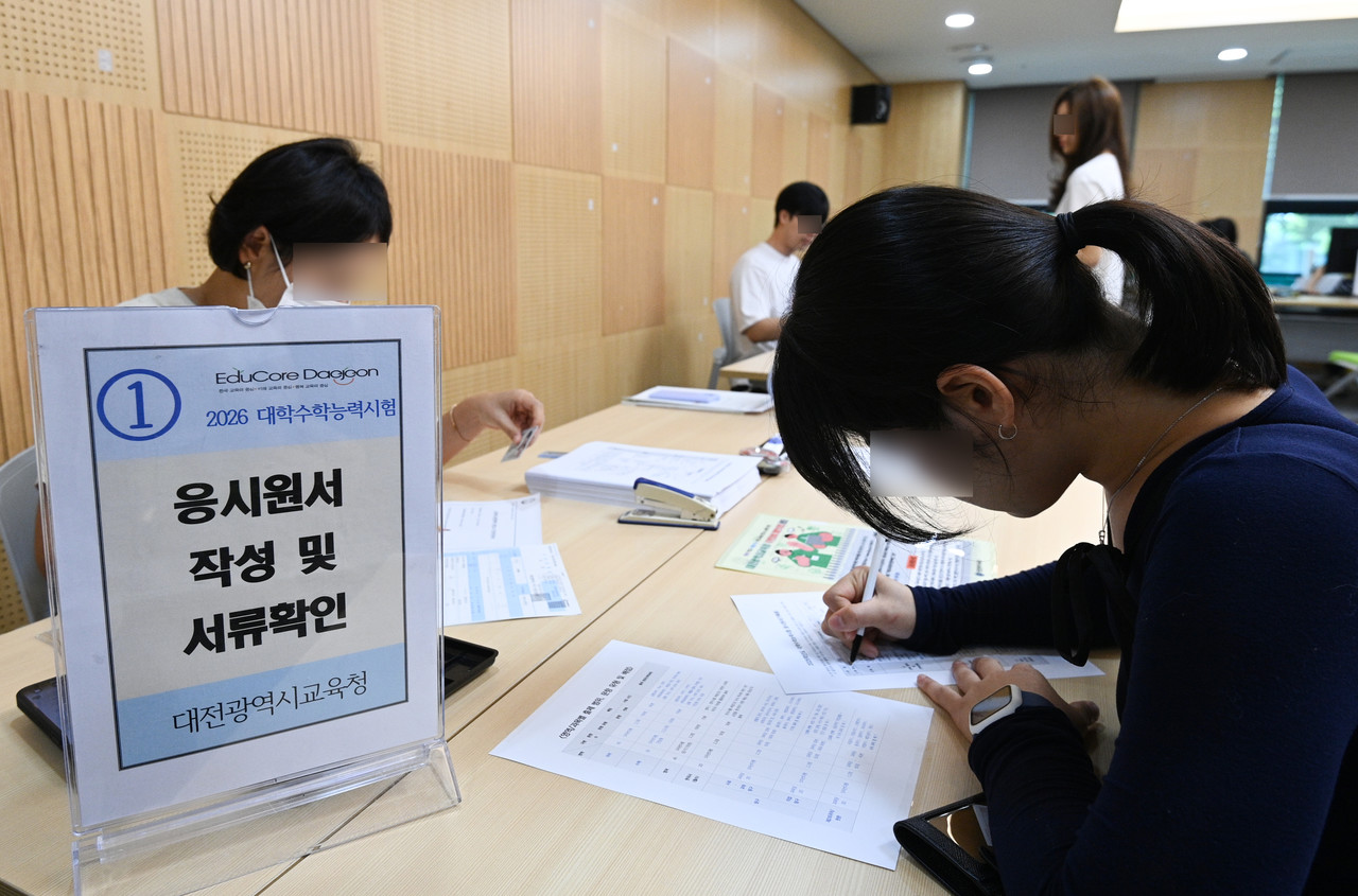 2026학년도 대학수학능력시험 원서 접수가 시작된 21일 대전시교육청에서 수험생들이 응시 원서를 접수하고 있다. 김주형 기자 kjh2667_@cctoday.co.kr