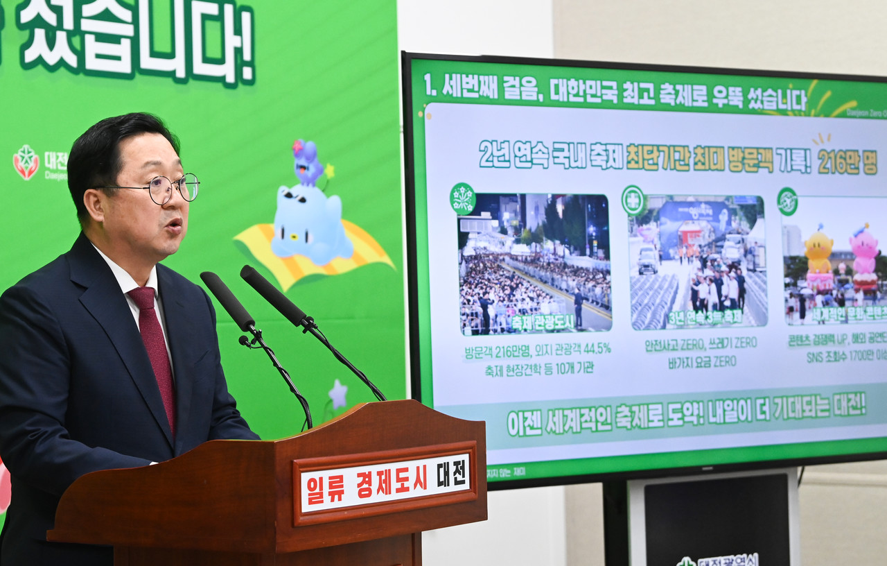 이장우 대전시장이 21일 대전시청 브리핑룸에서 지난 16일 폐막한 ‘2025 대전 0시 축제’ 결과 브리핑을 하고 있다. 김주형 기자 kjh2667_@cctoday.co.kr