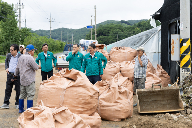 김돈곤 군수가 집중호우 피해지역을 점검하고 있다.