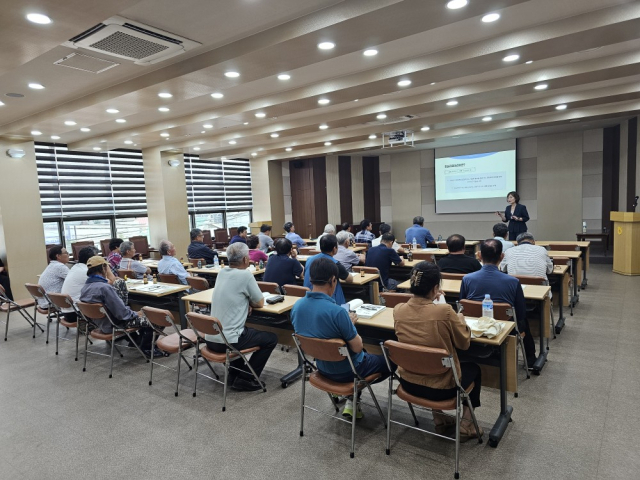 서충주농협이 조합원을 대상으로 전기통신 금융사기 예방교육을 진행하고 있다.사진=충주시