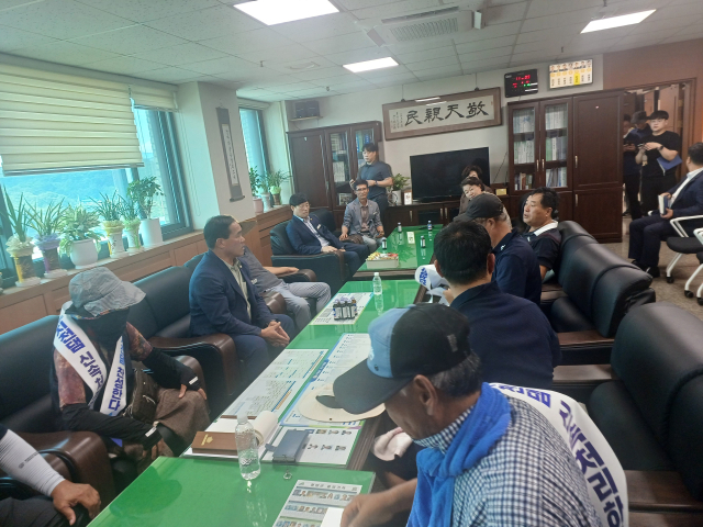 지천댐추진위원회는 22일 임기준 청양군 부의장 등 청양군의원을 만나 김돈곤 청양군수와 청양군의회의 입장 표명을 촉구했다. 사진=권혁조 기자.