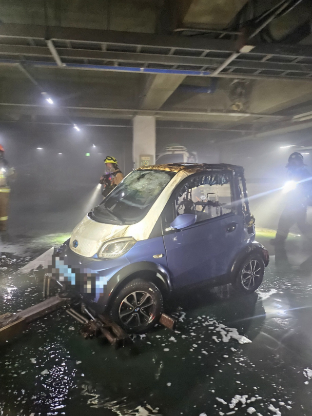 충전 중 화재가 난 전기차.제천소방서 제공