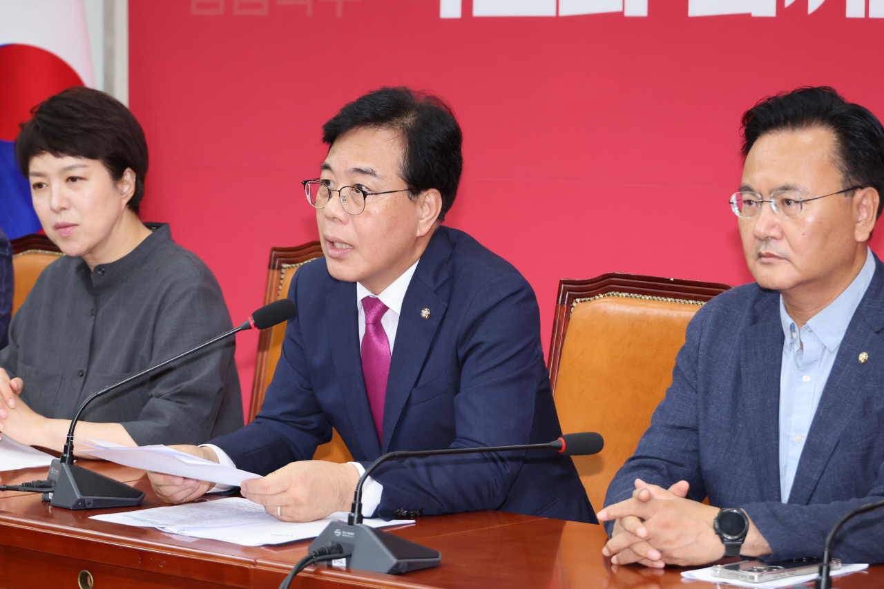 국민의힘 송언석 비상대책위원장 겸 원내대표가 24일 서울 여의도 국회에서 기자간담회를 열어 '노동조합 및 노동관계조정법 일부개정법률안(노란봉투법)' 본회의 처리 등과 관련해 발언하고 있다. 2025.8.24 사진=연합뉴스. 