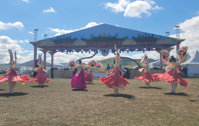 서천군립전통무용단의 몽골 2025 노마드 세계문화축제 공연 모습.사진=서천군 제공.
