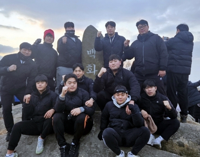 태안군청씨름단은 지역 씨름 인재 양성을 위한 재능기부 활동에 나선다. 태안군 제공