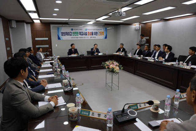 대한전문건설협회 대전시회는 25일 협회 회의실에서 설동호 대전교육감과 ‘창의적이고 안전한 학교시설 조성을 위한 간담회’를 개최했다. 대전시회 제공