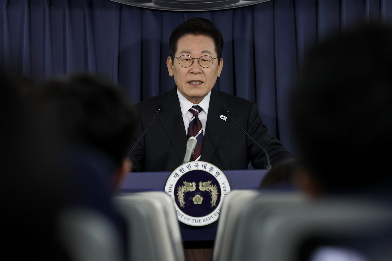 이재명 대통령이 24일(현지시간) 일본 도쿄 하네다공항 이륙 뒤 한미 정상회담을 위해 미국 워싱턴DC로 향하는 공군 1호기 기내에서 기자간담회를 하고 있다. 2025.8.25 사진=연합뉴스.