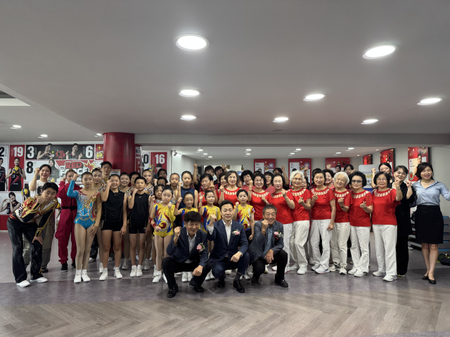 제31회 전국에어로빅힙합선수권대회에 참가한 대전지역 선수들과 대전시체육회 관계자들이 기념촬영하고 있다. 시체육회 제공