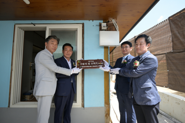 ▲백성현 시장을 비롯한 참석자들은 수혜 가정과 함께 ‘사랑의 집 고치기 제48호점’ 명패를 들고 기념 촬영을 하며, 이웃의 집에 새겨진 작은 명패가 앞으로는 큰 희망의 상징이 되기를 기원했다.