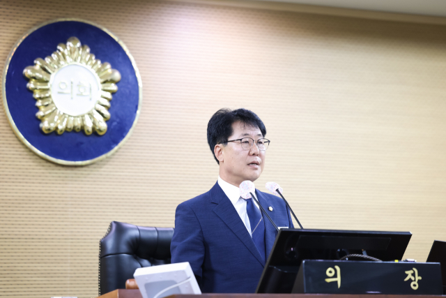 김기준 의장이 제314회 임시회 개회사에서 지천댐 문제와 관련해 충청남도지사의 발언을 강하게 비판하고 있다.