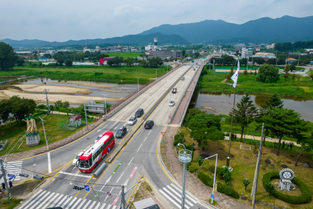 기존 2차선 도로를 내년 7월 준공 목표로 왕복 3차선으로 확장되는 증평 반탄교. 증평군 제공