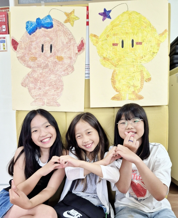 대전시사회서비스원의 행복돌봄교실에 참여한 아이들이 함께 그린 꿈돌이 협동화 앞에서 기념촬영하고 있다. 시사회서비스원 제공