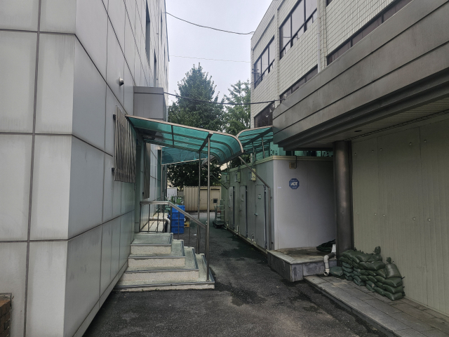 충주농협 본점 건물과 하나로마트 사이에 설치된 불법 증축 시설과 미신고 냉동고 가설건축물 모습.사진=김의상 기자