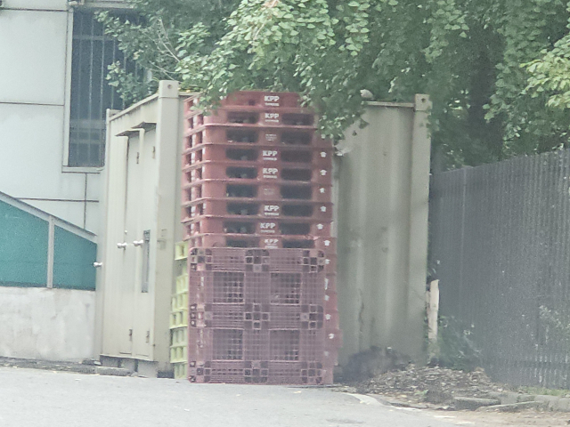 충주농협 본점 건물 뒤편에 불법으로 설치된 콘테이너 가설건축물 모습.사진=김의상 기자