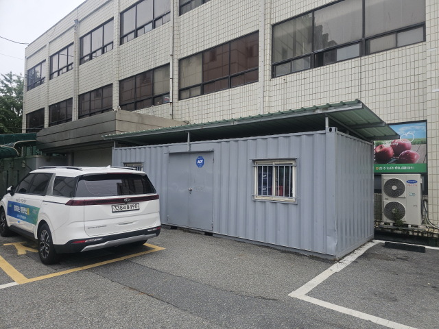 충주농협 업무차량 옆에 불법으로 설치된 콘테이너 가설건축물 모습.사진=김의상 기자