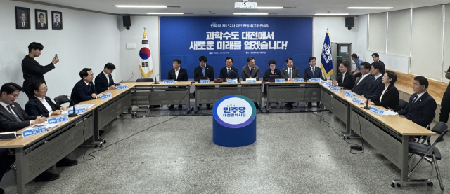 더불어민주당은 27일 대전시당사에서 현장최고위원회의를 개최했다. 정청래 대표를 비롯해 김병기 원내대표, 서삼석·한준호·황명선·김병주 최고위원, 박수현 수석대변인, 임호선 수석사무부총장, 박정현 시당 위원장, 박범계·조승래·장철민·황정아·박용갑 국회의원 등이 참석했다. 사진=김주형 기자