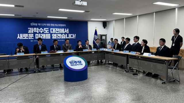 더불어민주당은 27일 대전시당사에서 현장최고위원회의를 개최했다. 정청래 대표를 비롯해 김병기 원내대표, 서삼석·한준호·황명선·김병주 최고위원, 박수현 수석대변인, 임호선 수석사무부총장, 박정현 시당 위원장, 박범계·조승래·장철민·황정아·박용갑 국회의원 등이 참석했다. 사진=김주형 기자