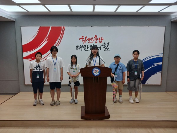 이어 방문한 기자실과 브리핑실에서는 실제 기자들이 기사를 작성하고, 브리핑을 진행하는 모습을 직접 관찰하며 기자의 역할을 체감했다.