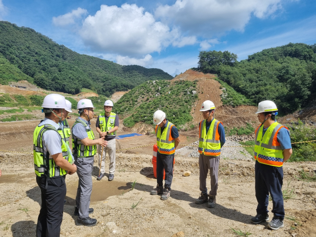 이민수 본부장 다목적농촌용수개발사업 현장의 안전 점검 모습.