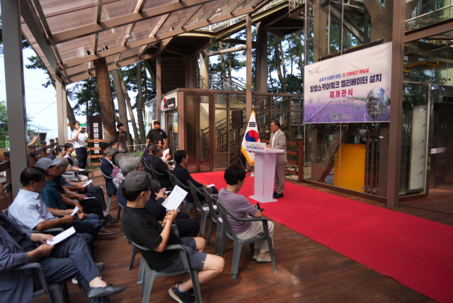 28일 열린 장항 스카이워크 재개관식에 참석한 김기웅 서천군수.사진=서천군 제공.