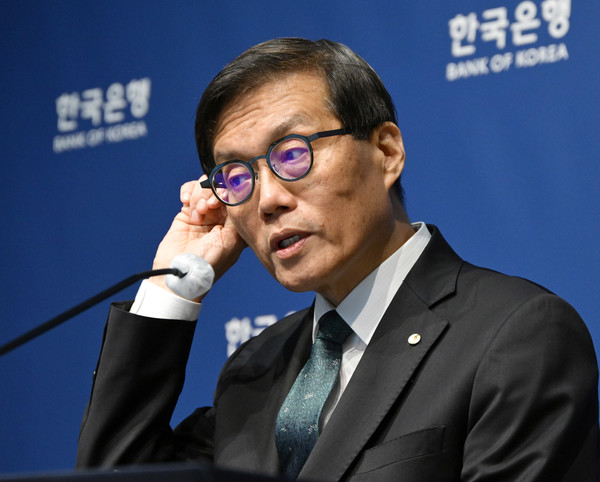  이창용 한국은행 총재가 28일 서울 중구 한국은행에서 열린 금융통화위원회를 마친 후 기자간담회를 하고 있다. 사진=연합뉴스 제공