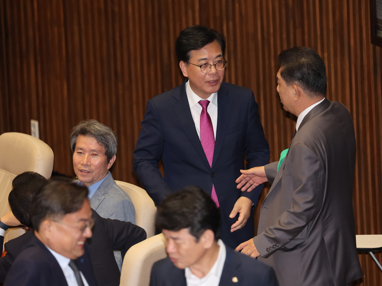 27일 서울 여의도 국회 본회의에서 국민의힘 송언석 원내대표가 더불어민주당 김병기 원내대표와 대화하고 있다. 2025.8.27 사진=연합뉴스. 