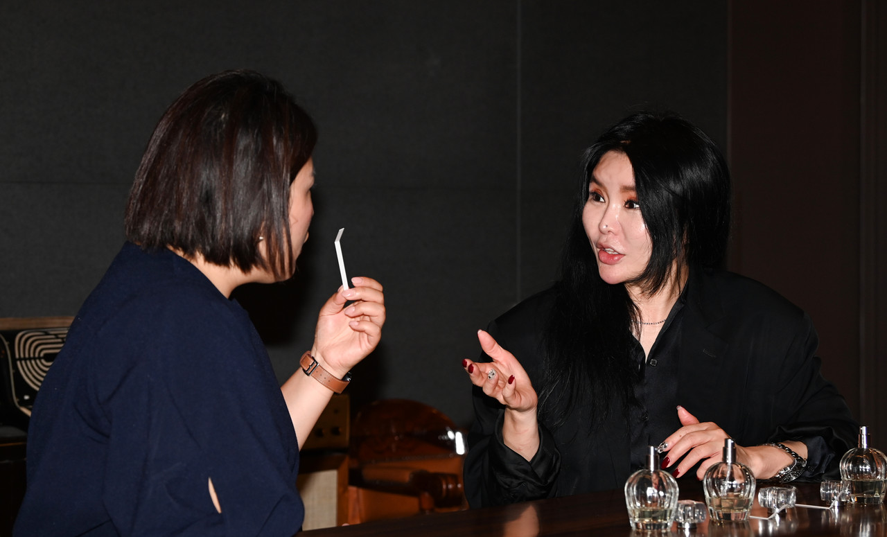 정유정 충청투데이 편집국 부국장과 김성은 여민향 대표가 25일 세종 조치원1927아트센터에서 대담을 하고 있다. 김주형 기자 kjh2667_@cctoday.co.kr