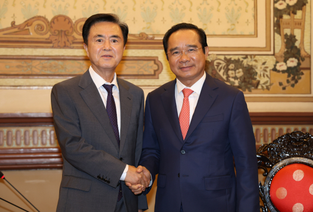 배트남 출장 중인 김태흠 충남지사(왼쪽)는 응우옌 반 득 호치민시 인민위원장을 만나 교류·협력 확대 방안을 논의했다.