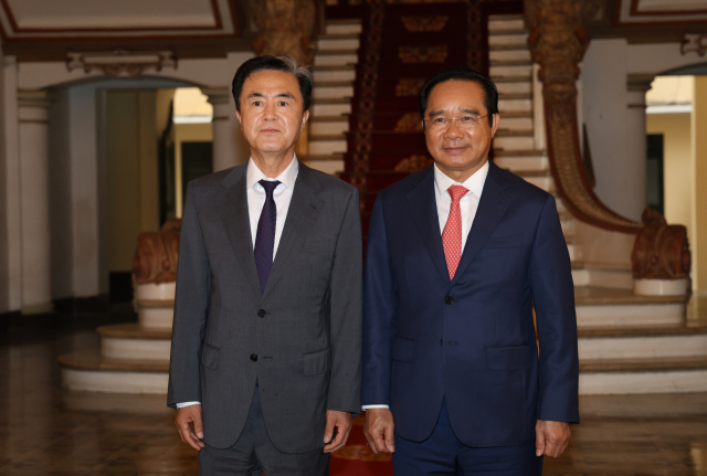 배트남 출장 중인 김태흠 충남지사(왼쪽)는 응우옌 반 득 호치민시 인민위원장을 만나 교류·협력 확대 방안을 논의했다.