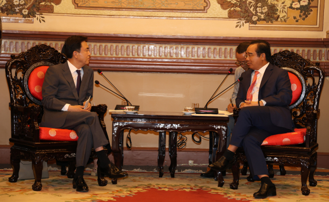 배트남 출장 중인 김태흠 충남지사(왼쪽)는 응우옌 반 득 호치민시 인민위원장을 만나 교류·협력 확대 방안을 논의했다.