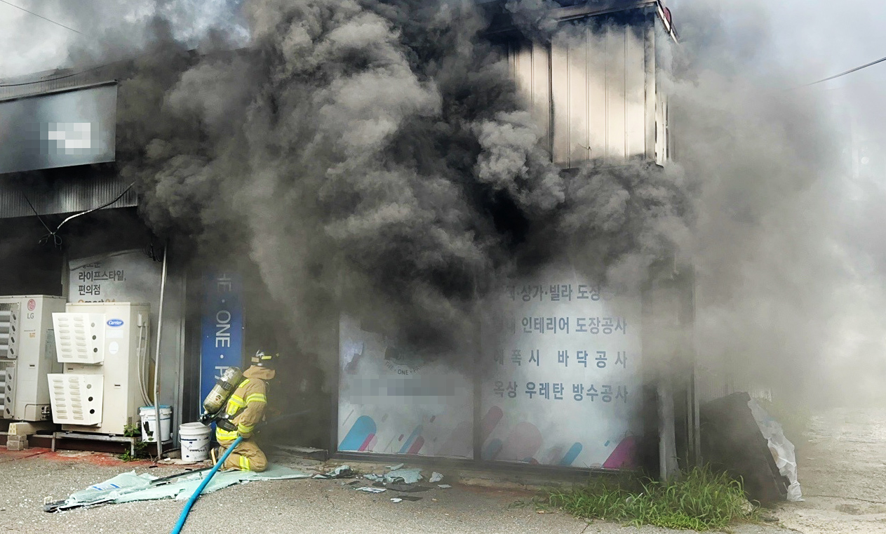 12일 오후 1시 20분께 대전 서구 도마동의 한 오토바이 판매·수리업체에서 불이 난 뒤 인근 점포로 옮겨붙어 출동한 소방대원이 진압에 나서고 있다. 2025.8.12[대전소방본부 제공. 재판매 및 DB 금지]